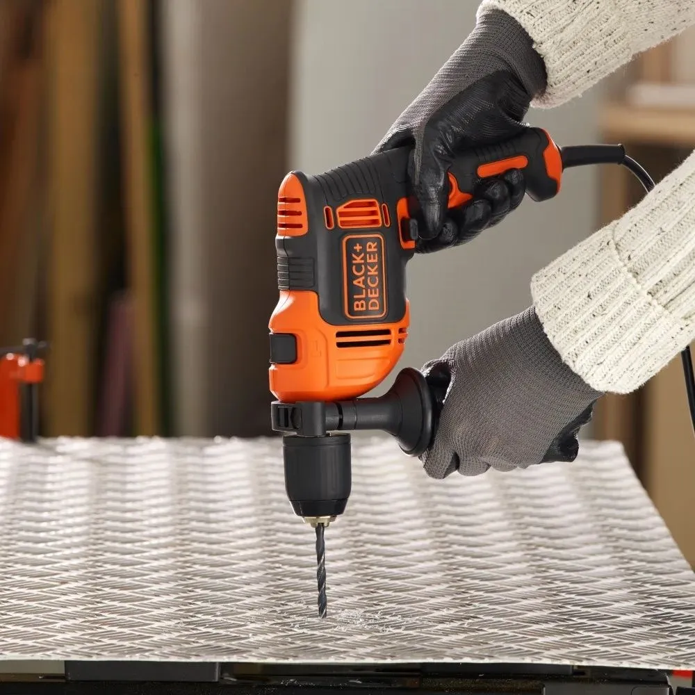 מקדחה חוטית כולל סט 32 אביזרים Black+Decker BEH710SA32-QS 710W
