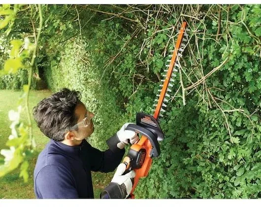 גוזם גדר נטען 50 ס"מ כולל סוללת 2.0Ah ומטען Black+Decker GTC18502PC-QW 18V