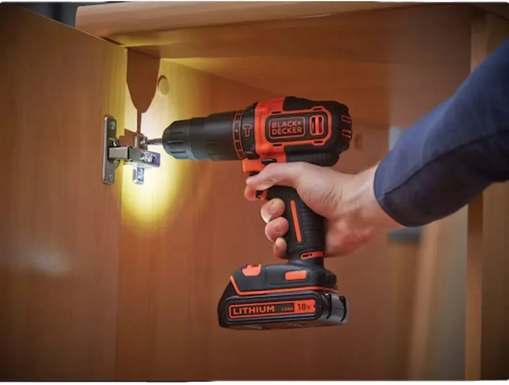 מברגה / מקדחה דופקת 18V + סוללת 1.5Ah + מטען + סט אביזרים 104 חלקים + ארגז כלים Black+Decker BDCHD18S1KA-QW