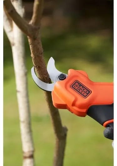 מזמרת גיזום נטענת כולל סוללת 2.0Ah ומטען Black+Decker BCPP18D1-GB 18V