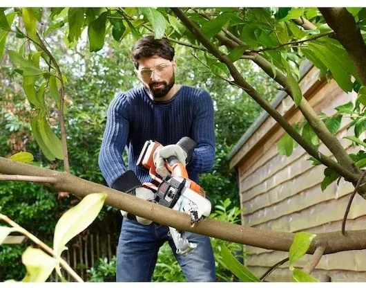 מסור גיזום חשמלי נטען כולל סוללת 2.0Ah ומטען Black+Decker GKC1000L-QW 18V