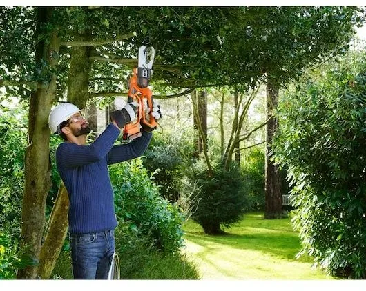 מסור גיזום חשמלי נטען כולל סוללת 2.0Ah ומטען Black+Decker GKC1000L-QW 18V