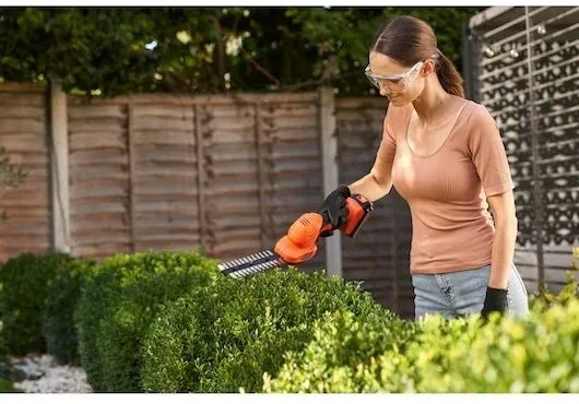 גוזם שיחים נטען כולל סוללת 2.0Ah ומטען Black+Decker BCSS18D1-QW 18V