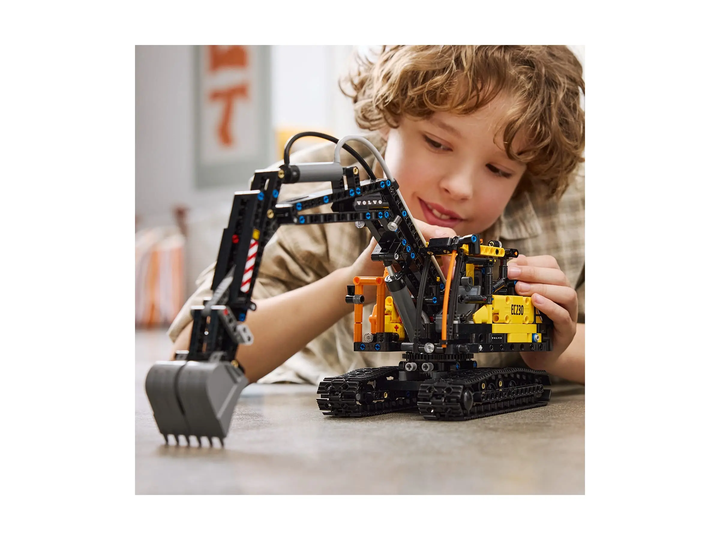 משאית Volvo FMX ומחפר חשמלי Lego Technic 42175