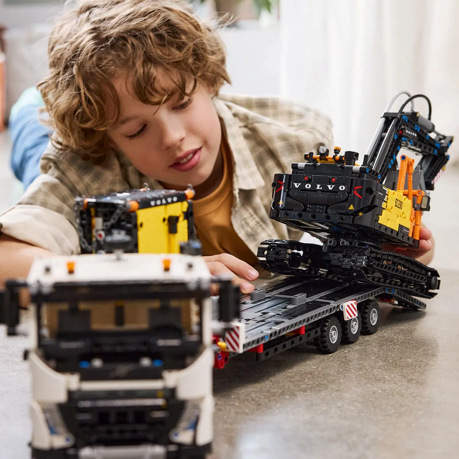משאית Volvo FMX ומחפר חשמלי Lego Technic 42175