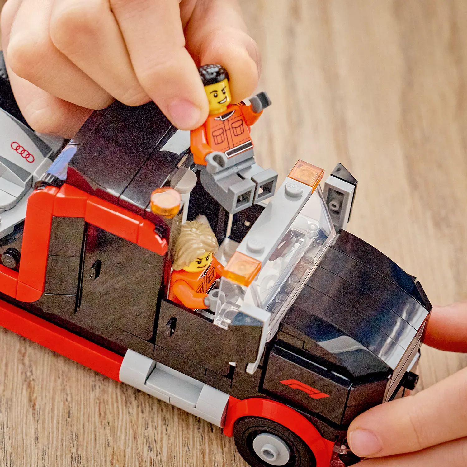משאית עם מכונית מירוץ Audi F1 בתצוגת F1 Lego City 60493
