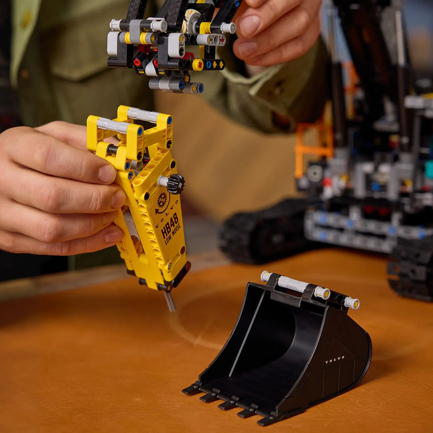 מחפר VOLVO EC500 HYBRID Lego Technic 42215