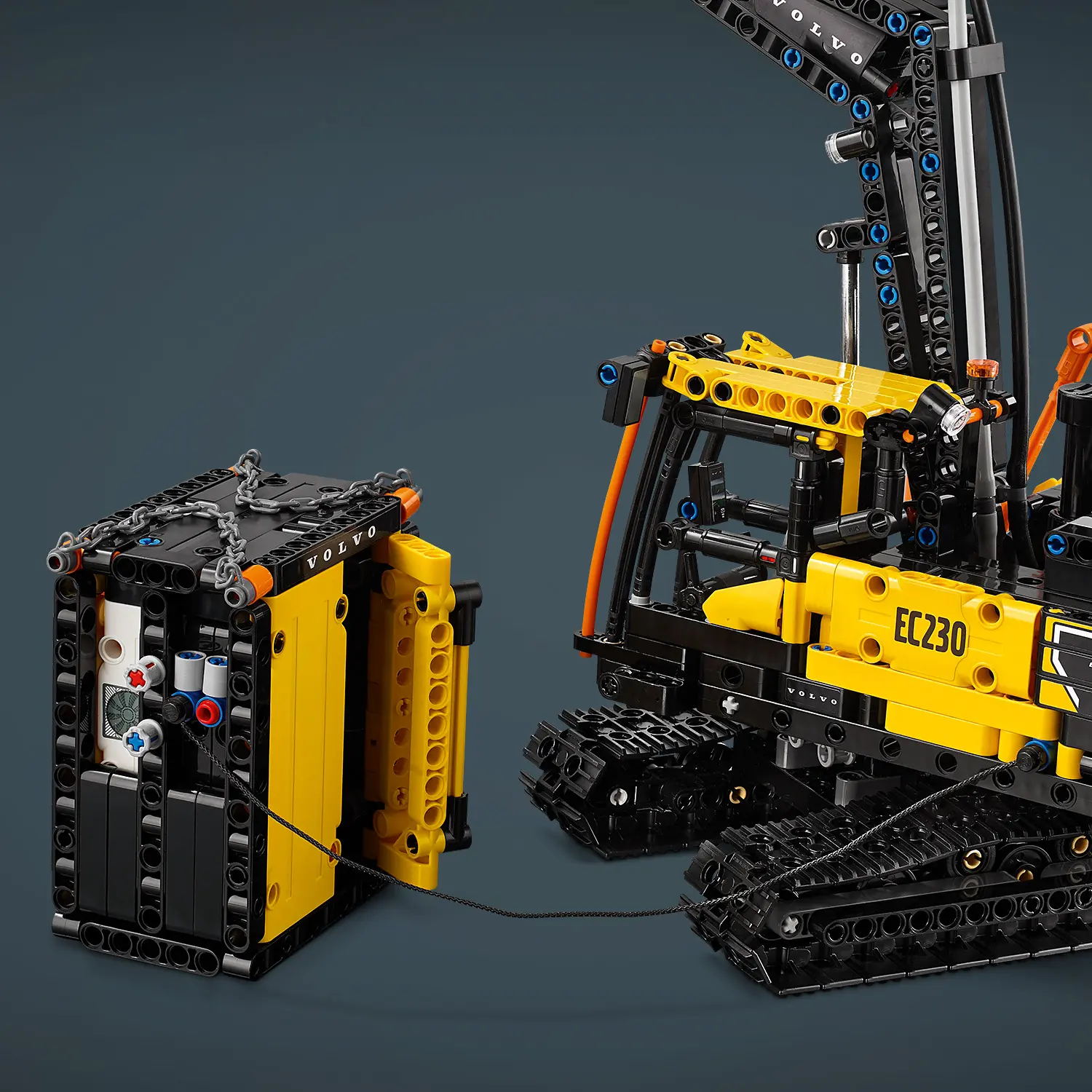 משאית Volvo FMX ומחפר חשמלי Lego Technic 42175