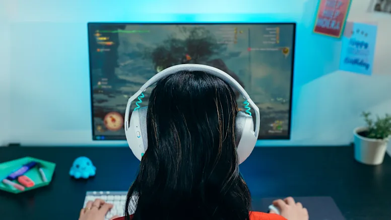אוזניות גיימינג קשת Over-Ear אלחוטיות עם מיקרופון Logitech G321 Lightspeed – צבע לבן