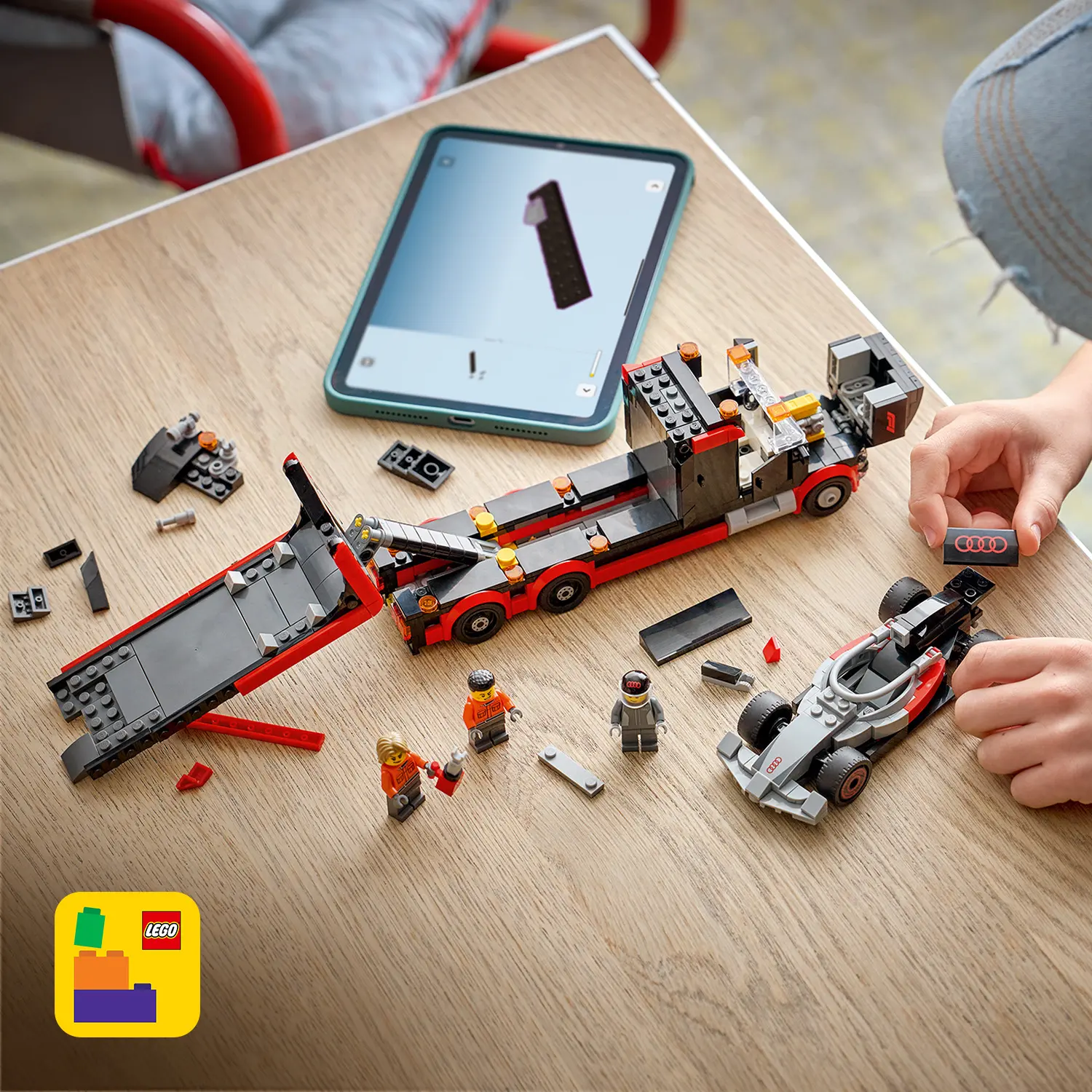 משאית עם מכונית מירוץ Audi F1 בתצוגת F1 Lego City 60493