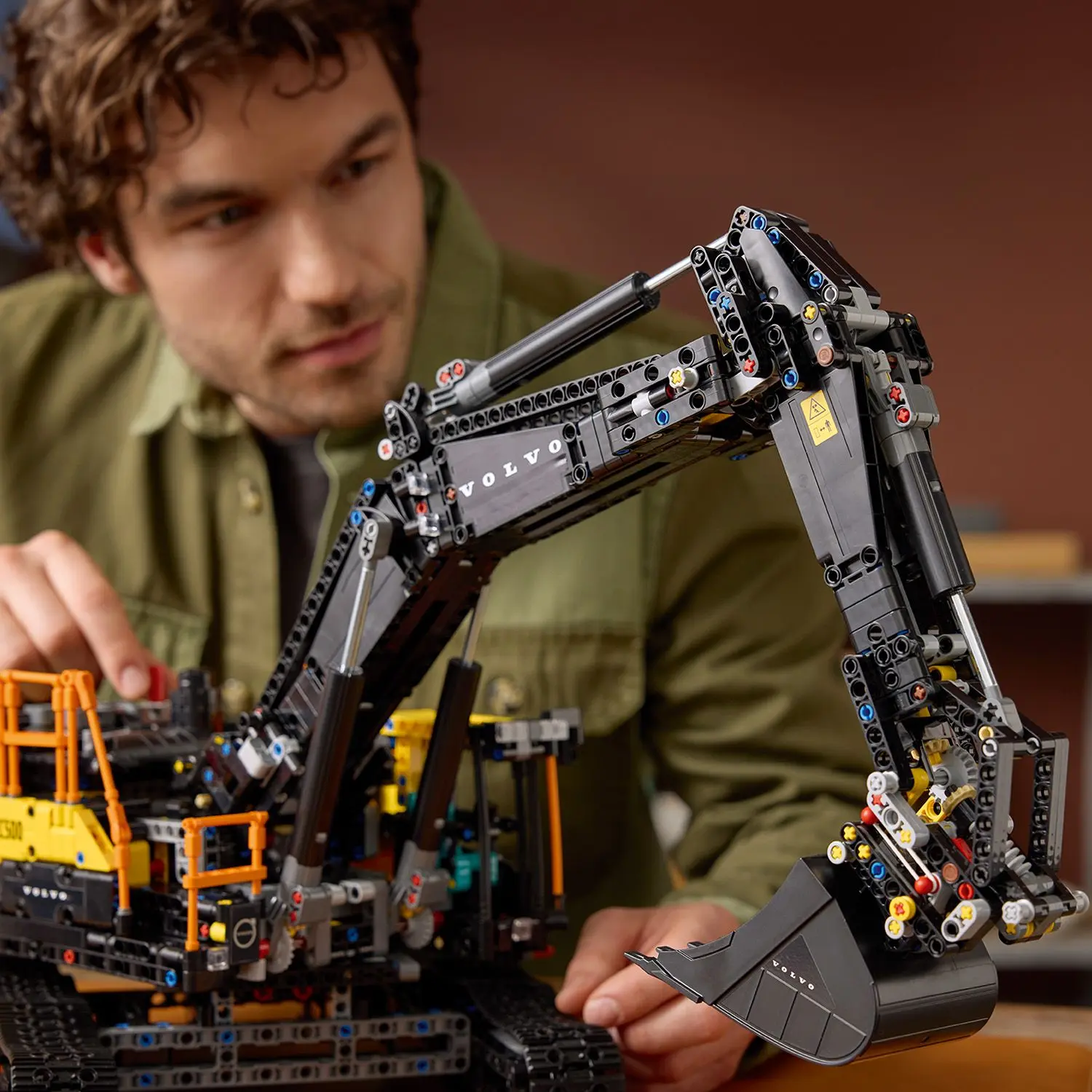 מחפר VOLVO EC500 HYBRID Lego Technic 42215