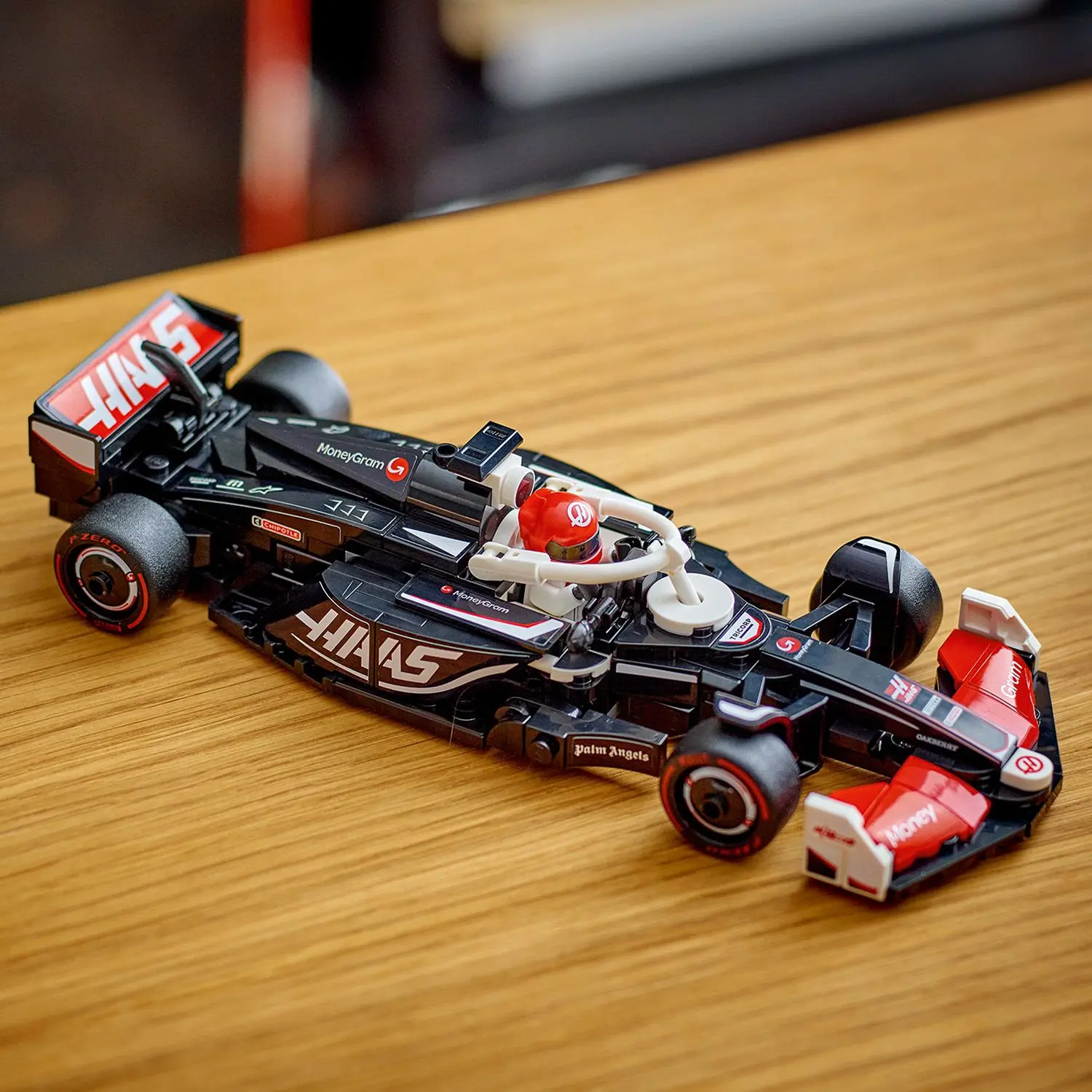 מכונית מרוץ MONEYGRAM HAAS F1 TEAM VF-24 Lego Speed Champions 77250