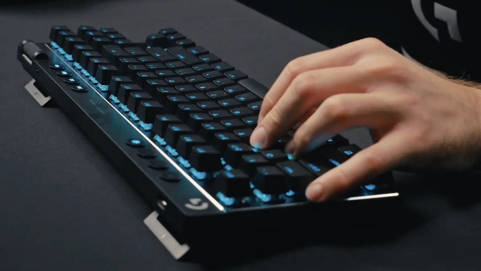 מקלדת מכנית גיימינג אלחוטית באנגלית Logitech PRO X TKL LIGHTSPEED – בצבע שחור